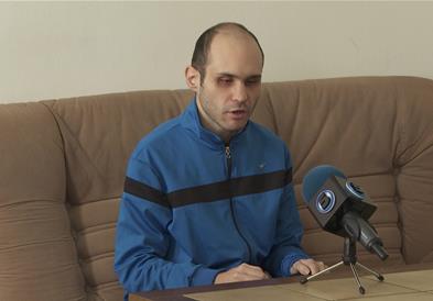 27-годишниот Виктор иако со целосно слепило одбиен за туѓа нега од трето лице