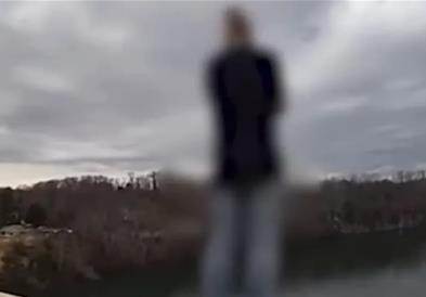 Драма во Тенеси: Жена е спасена во последен миг, пред да скокне од мост (ВИДЕО)