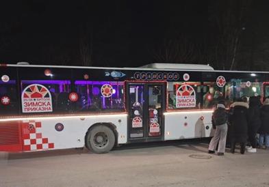 „Празничен автобус“ - новогодишна атракција во Битола, вечер новогодишен концерт пред Офицерски дом на Ламбе Алабаковски