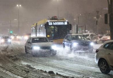 Големиот снег во Полска предизвика колони од  автомобили долги до 20 километри