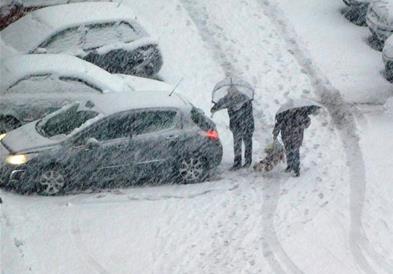 Снег, дожд и ниски температури низ цела Европа, затворени училишта и откажани летови