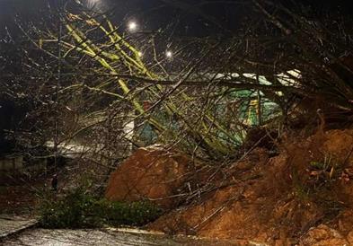 ЦУК: Граѓаните да не патуваат кон тетовско Бањиче поради свлечиште