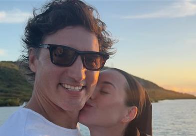 Кети Пери во сериозна врска со екс премиерот на Канада,Трудо- позираат на плажа (ФОТО)