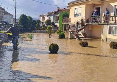 Пола Македонија под вода: Евакуација во Кичево, излеани реки во гостиварско и охридско