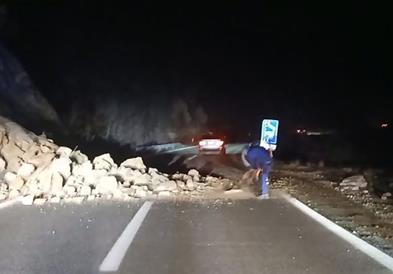 МВР предупредува: Одрон од карпа на патот Скопје-Велес, сообраќајот не е во прекин