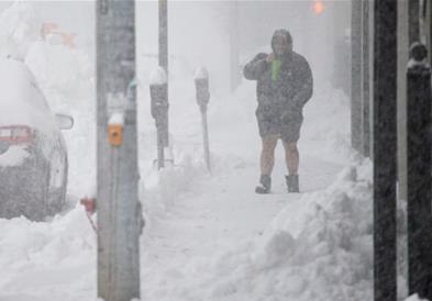Трагедија во Турција: Снег падна од зграда и уби девојка, луѓето кои дотрчале да ѝ помогнат едвај се спасиле (ВИДЕО)