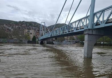 Зголемено нивото на Вардар во Велес, реката излеана на кејот
