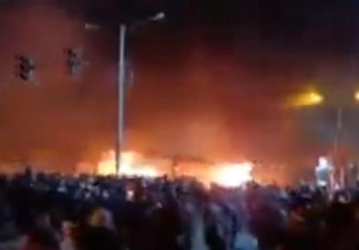 Масовни протести во Иран – десетици загинати, гореа владини згради, земјата во интернет мрак 