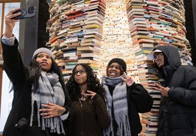 Бизарна манија на ТикТок поради скулптура од книги во Прага- се чека по два часа во ред за снимање (ВИДЕО)