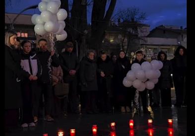 Во Кочани пуштени 40 бели балони во знак на солидарност за 40-те жртви во Кран Монтана