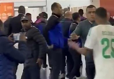 Хаос по натпреварот на Купот на африканските нации: Играчите се тепаат меѓу себе, навивачите го демолираа стадионот (ВИДЕО)