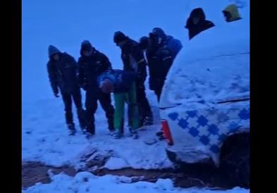 Спасени двајца вработени на А1, кои биле заглавени во снег кај Лазарополе (ВИДЕО)