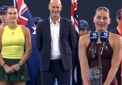 Наместо да ѝ честита на Сабаленка, Костјук одржа политички говор во Бризбејн: Нема струја на минус 20 (ВИДЕО)