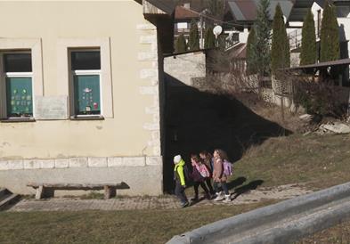 Дарија, Тео, Бисера и Марин се единствените деца во село Маврово – учат заедно, иако се различни одделенија