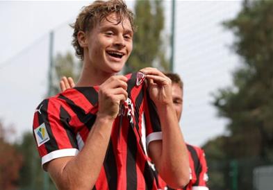 Синот на Златан Ибрахимовиќ облекува црвено-бел дрес, прв трансфер во кариерата