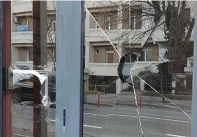 Приведено лицето кое го оштети стаклото на влезната врата на Бугарската амбасада