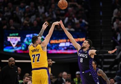 Ниту 42 поени на Дончиќ на им помогнаа на Лејкерс да го избегнат третиот пораз по ред