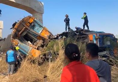 Видео: Најмалку 22 луѓе загинаа откако кран падна врз воз на Тајланд