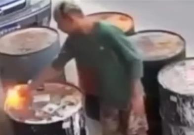 Метално буре му експлодира на момче во лице, сѐ започна со запалката (Вознемирувачко видео) 