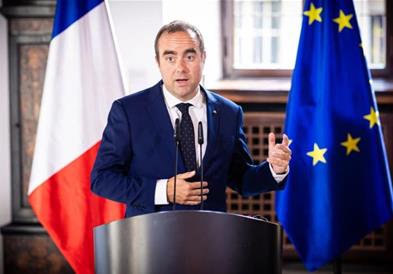 Француската влада преживеа гласања за недоверба