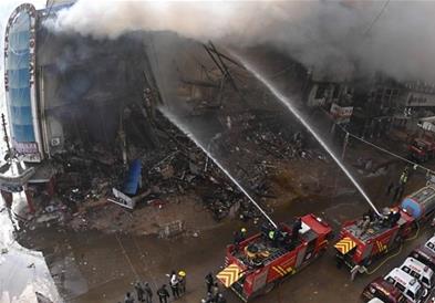 Најмалку 11 луѓе загинаа во пожар во трговски центар во Пакистан