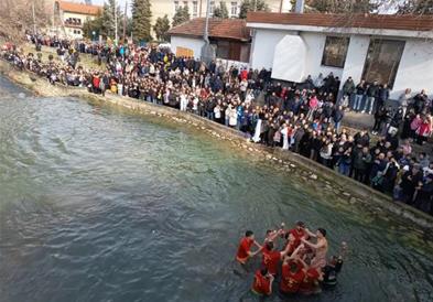 Средношколецот Кристијан го фати светиот крст во реката Луда Мара и посака здравје за сите 