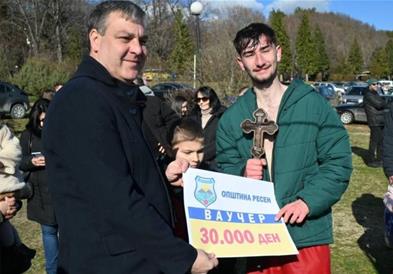 Христијан Џеповски го извади Светиот крст од Преспанско Езеро