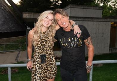 Кит Урбан започна живот со 32 години помлада пејачка!?