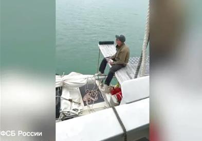 Американец со месеци пловел со јахта за да види жена, која ја запознал на интернет- завршил во руски затвор (ВИДЕО)