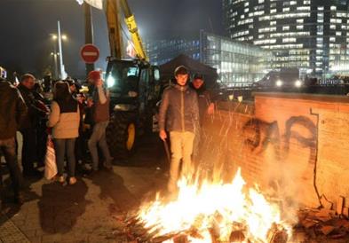 Стотици трактори го блокираа Стразбур- земјоделците фрлаат димни бомби (ВИДЕО)