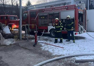 Пожар на хала во Кавадарци, пожарникарите на терен