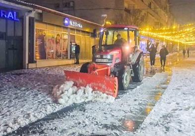 „Комуналец“ со механизација и фрлање сол ги чисти коловозите во Струмица
