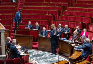 Француската влада преживеа две гласања за недоверба поднесени од крајната левица и крајната десница