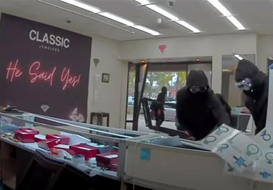 Дивееле со џип, па влетале во излог на златарница и испокршиле сѐ и украле накит вреден милион долари (ВИДЕО)