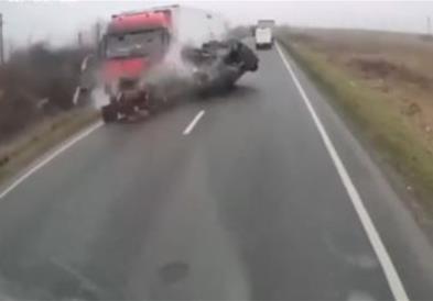 Вознемирувачко видео: Во сообраќајна несреќа во Романија загинаа седум лица, меѓу нив и навивачи на грчкиот фудбалски клуб ПАОК