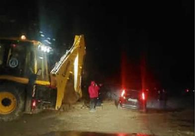 Исчистен дел од одроните на патот Берово - Струмица, сообраќајот се одвива по една коловозна лента