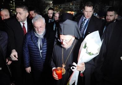 Вселенскиот патријарх Вартоломеј остави бели рози на стадионот на ПАОК во спомена на загинатите навивачи