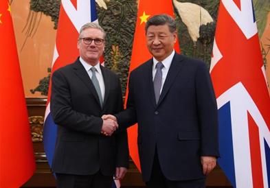 Трамп упати предупредување поради „опасната“ стратегија на Стармер кон Кина