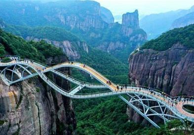 Виткаст, стаклен мост: Дело на човечка рака или на вештачката нтелигенција?