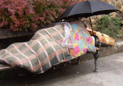 Им подариле на бездомници 10.000 евра- не очекувале таква реакција 