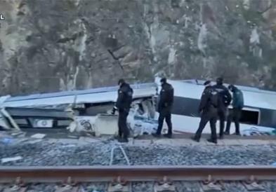 Расте бројот на жртвите во железничката несреќа во Шпанија- одложена е државната комеморација 