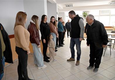 Тошковски во посета на децата и семејствата на загинатите бранители во зимското одморалиште на МВР на Пониква