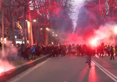 Хаос во Торино: Повредени се над 100 полицајци во насилните протести (Вознемирувачко видео) 
