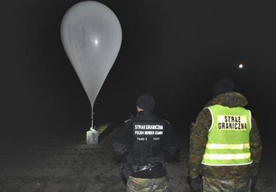 Белоруси во Полска криумчареле цигари со метеролошки балони, петмина уапсени (ВИДЕО)
