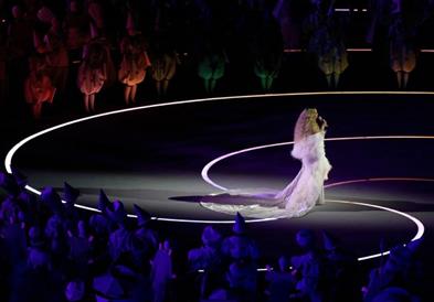 Фото: Само дијамантите на неа вредат 15 милиони долари