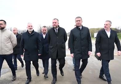 Премиерот Мицкоски и раководството на МВР покажаа дел од запленетата марихуана