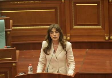 Конституирано е косовското собрание- Албулена Хаџиу конечно стана претседателка 
