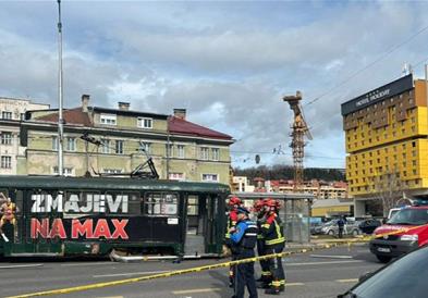 Tрамвај излета од шините во Сараево, една жена загина, неколкумина се повредени