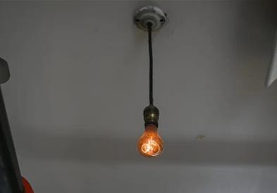 Сијалица, стара 125 години се уште свети- се наоѓа во противпожарна станица (ВИДЕО)