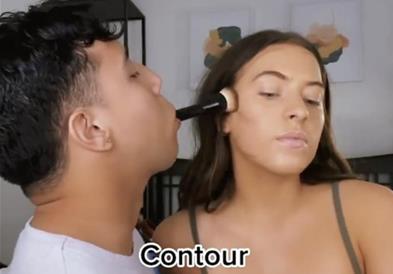 Се родил без раце и нозе, а сега е еден од најпознатите шминкери- инспирира милиони (ВИДЕО)